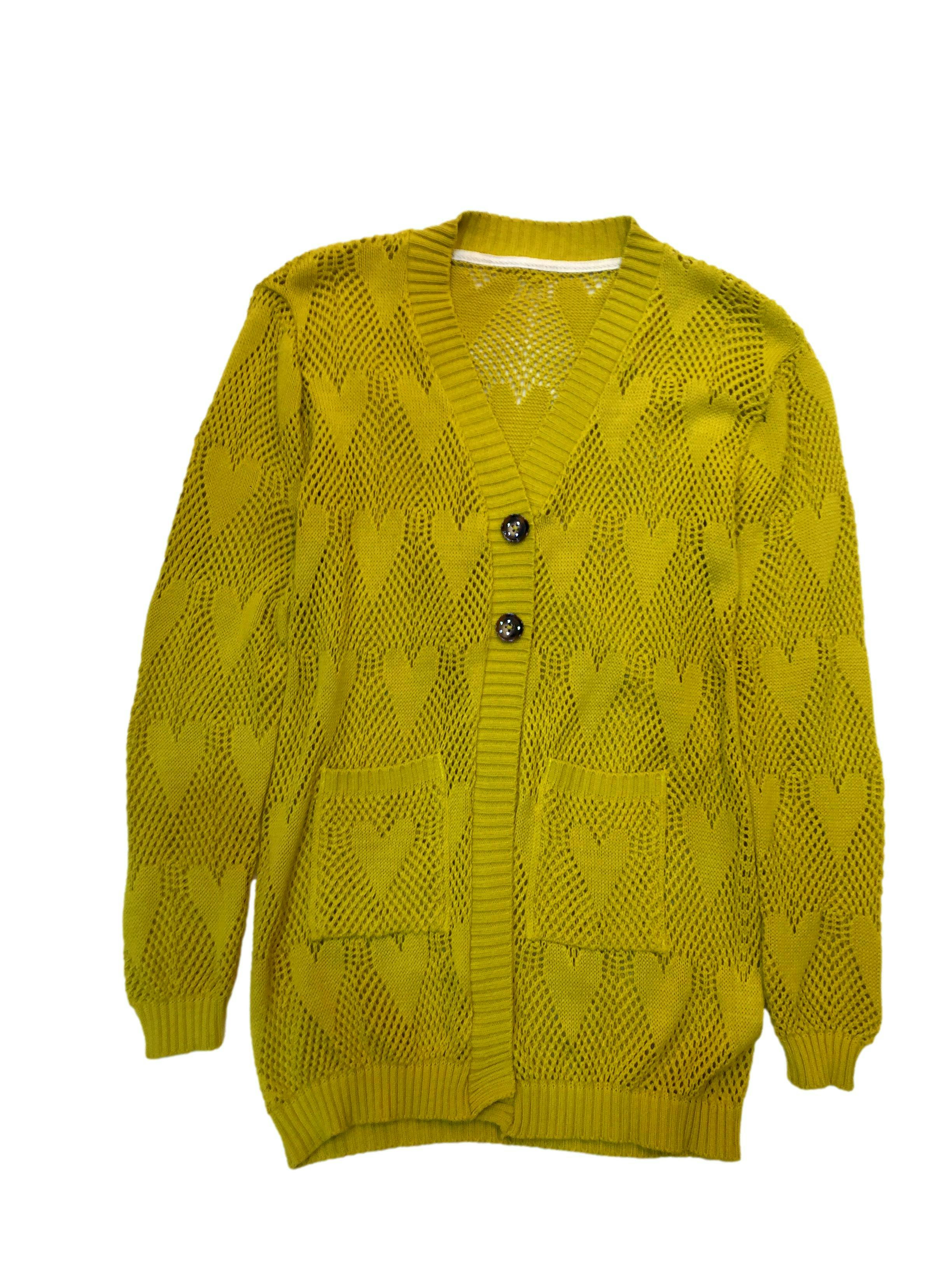 Cardigan tejido amarillo con botones marrones. 